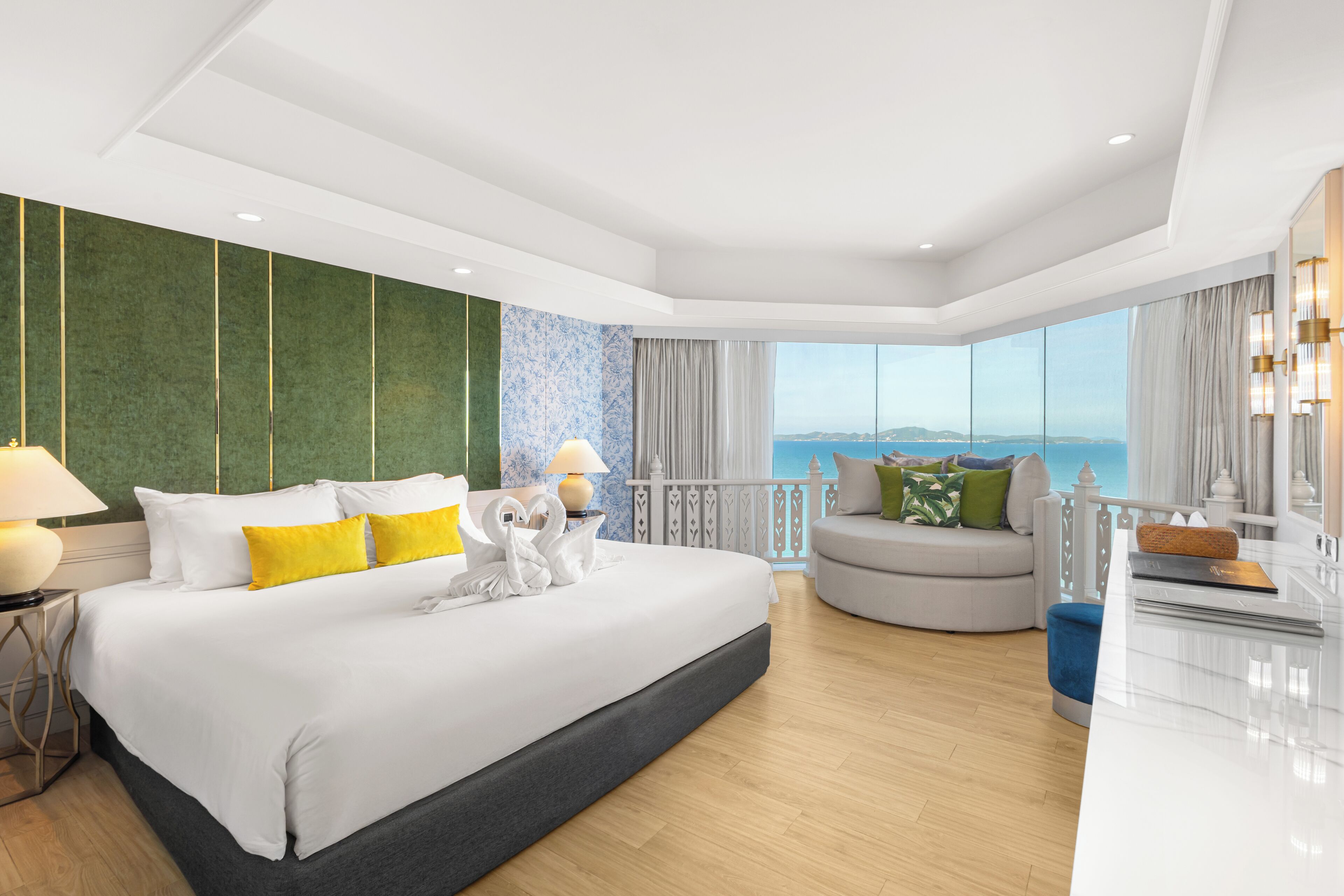 Theme Suite Two Bedrooms Thai Modern | 1 bilik tidur, bar mini, peti besi dalam bilik 