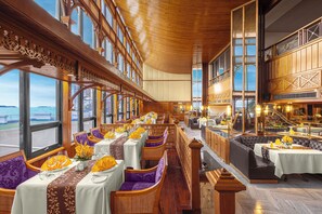 11 restaurants, dinner served, Halal dishes