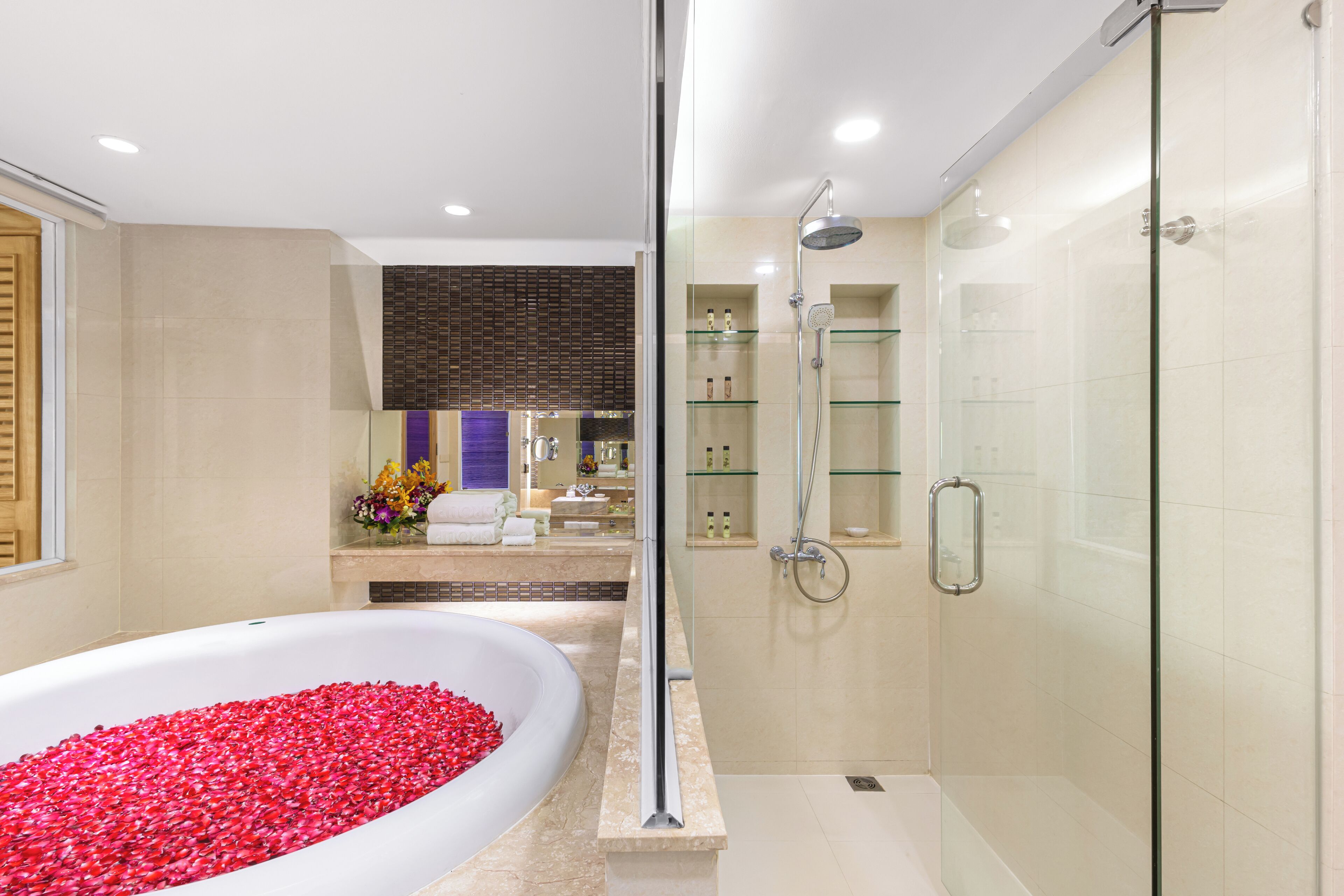 Theme Suite Thai Elegance (2 Bedrooms) | Phòng tắm | Vòi sen/bồn tắm kết hợp, vòi sen phun mưa 