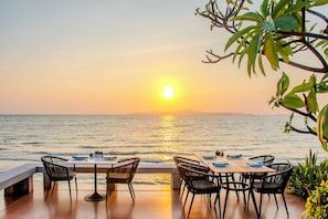 11 restaurants, dinner served, Halal dishes