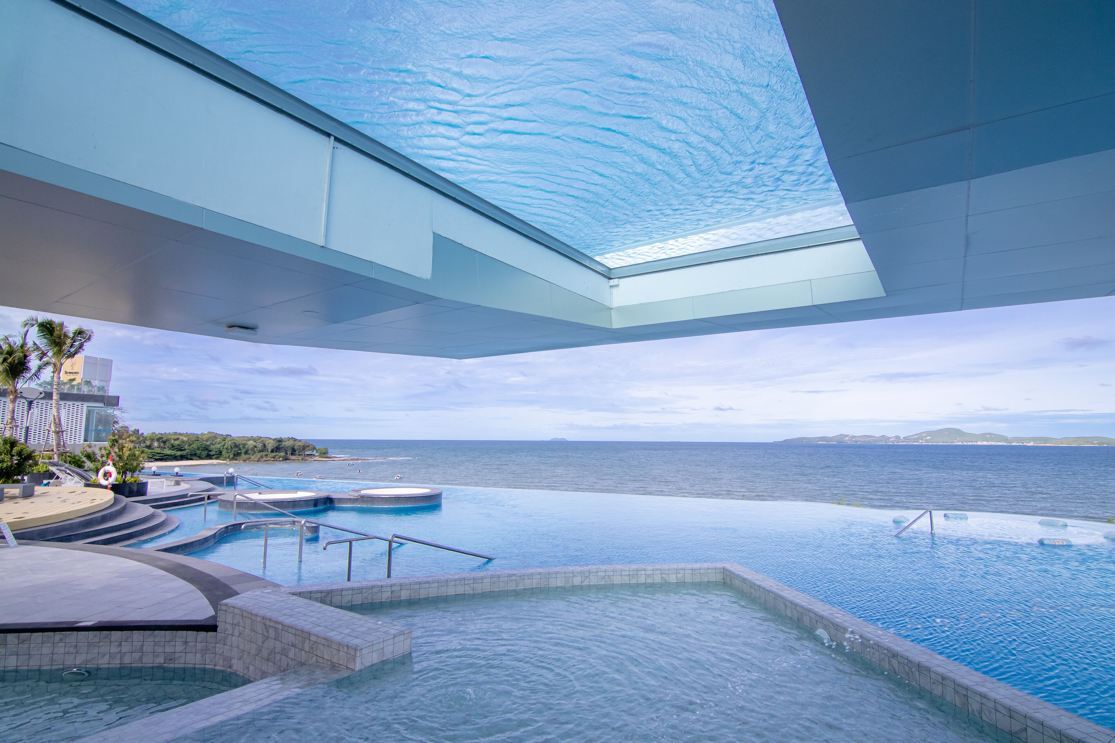 6 outdoor pools, pool umbrellas, pool loungers