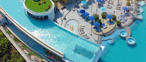 6 outdoor pools, pool umbrellas, sun loungers