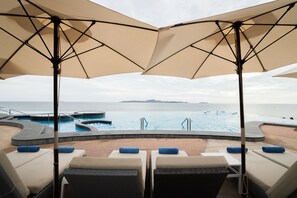 6 outdoor pools, pool umbrellas, sun loungers