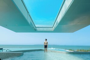 6 outdoor pools, pool umbrellas, sun loungers