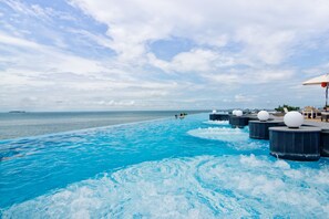 6 piscines extérieures, parasols de plage, chaises longues