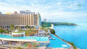 6 outdoor pools, pool umbrellas, sun loungers