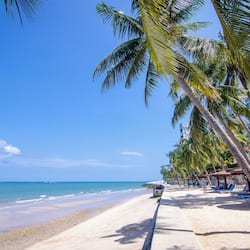Privatstrand, Liegestühle, Sonnenschirme, Strandtücher