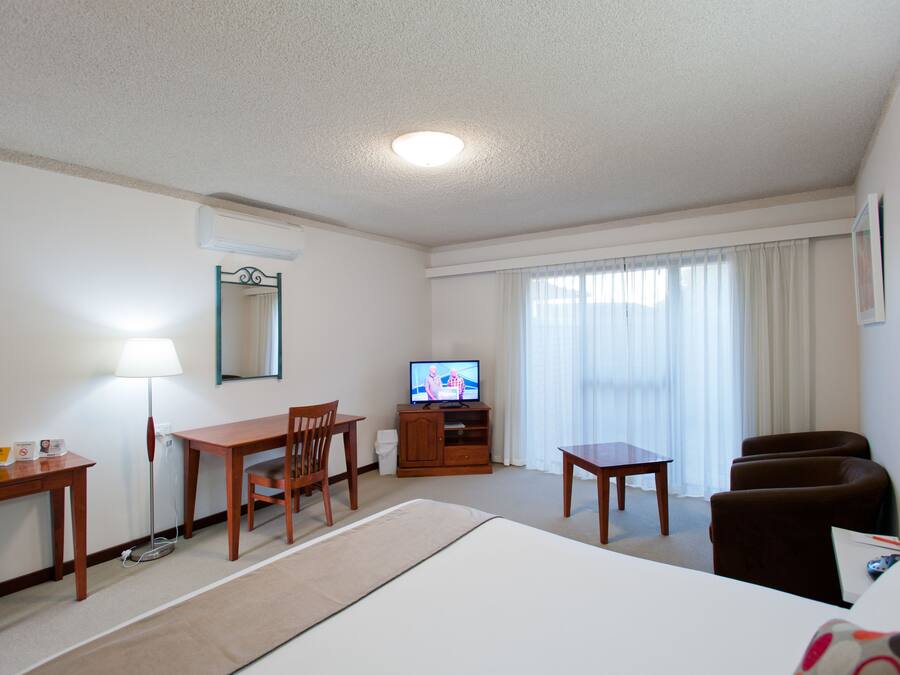 Työpöytä, silitysrauta/-lauta, ilmainen Wi-Fi, vuodevaatteet