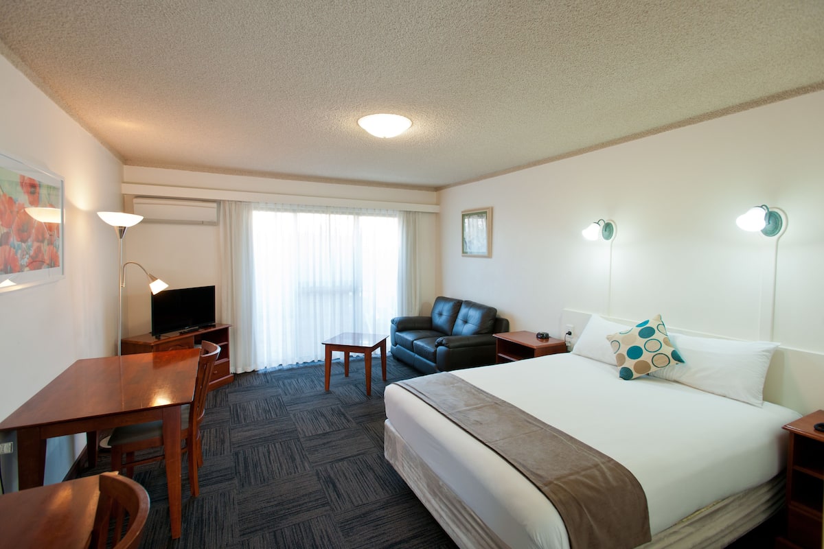 Desk, iron/ironing board, free WiFi, bed sheets