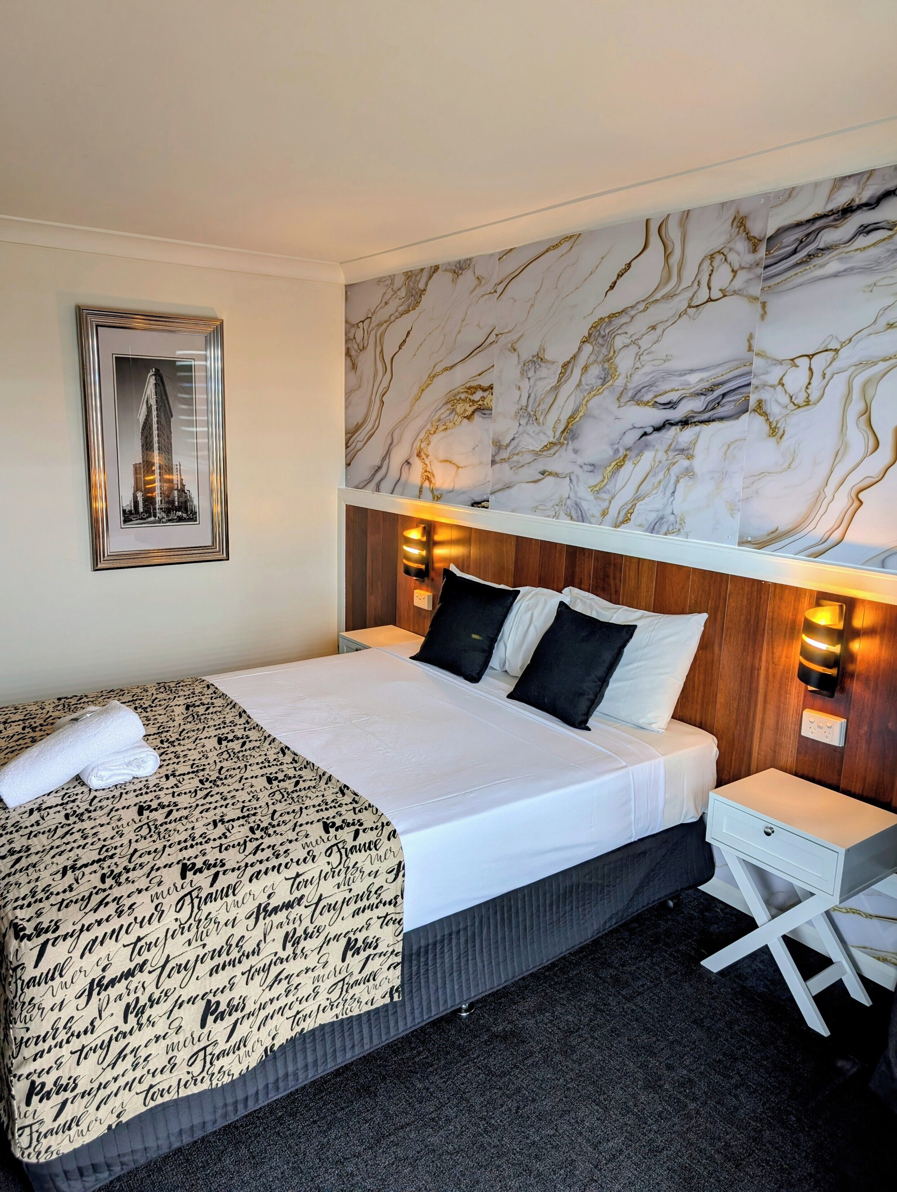 Queen Spa Room | Desk, iron/ironing board, free WiFi, alarm clocks