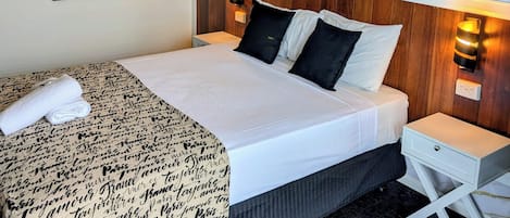 Queen Spa Room | Desk, iron/ironing board, free WiFi, alarm clocks