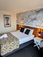 Escritorio, tabla de planchar con plancha, wifi gratis y despertador 