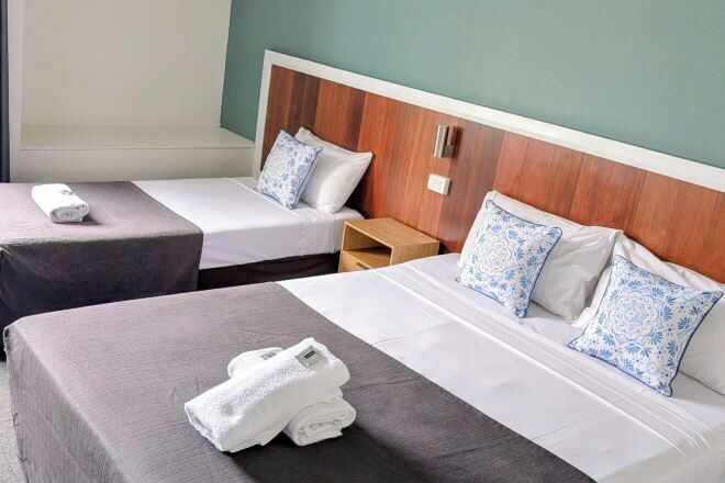 Työpöytä, silitysrauta/-lauta, ilmainen Wi-Fi, herätyskellot