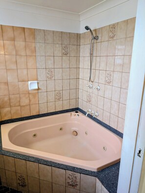 Queen Spa Room | Bathroom