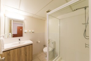 Corporate Room | Bathroom | Shower, free toiletries, hair dryer, towels - Hampton Villa Motel (Rockhampton)