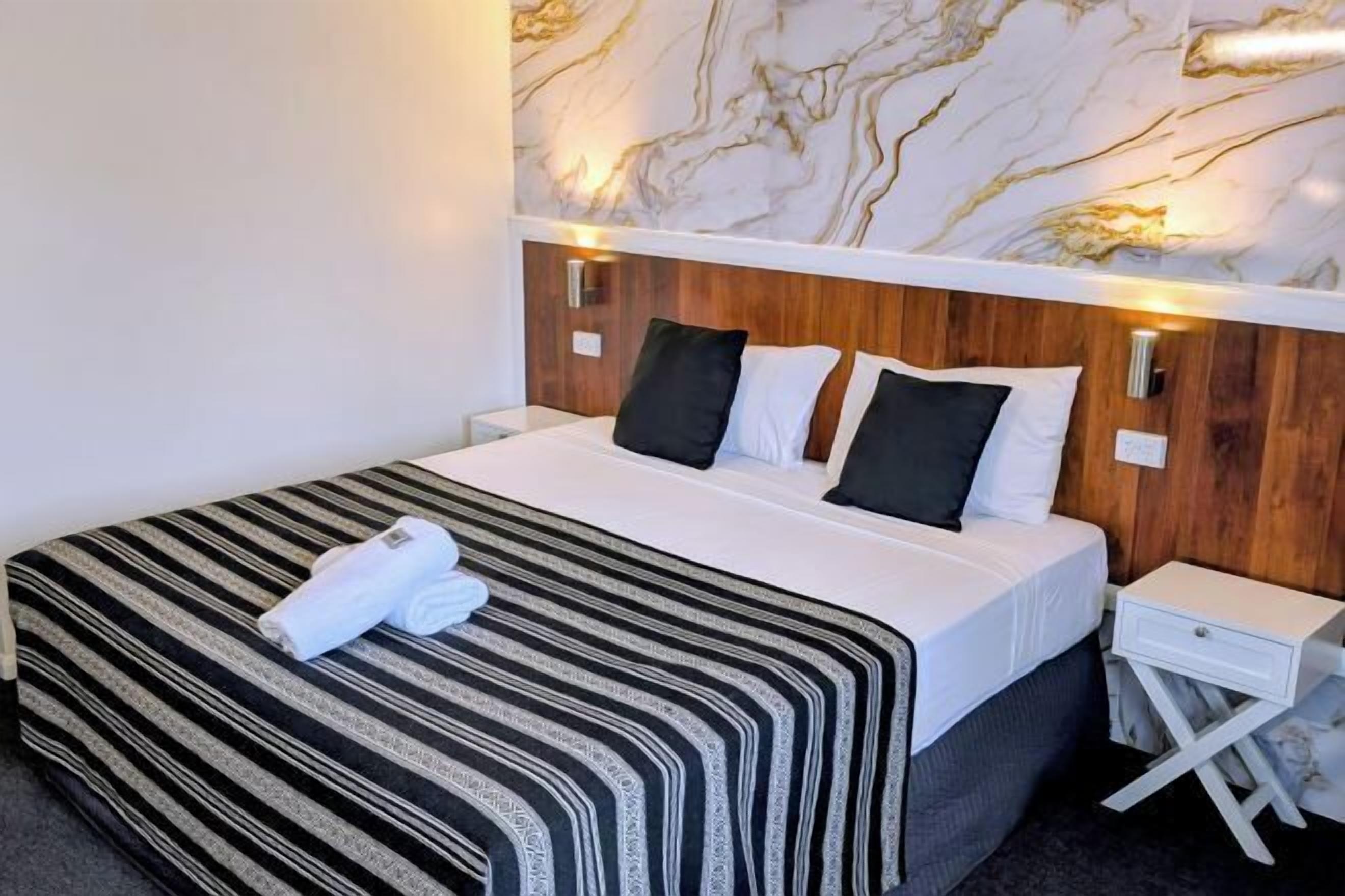 Työpöytä, silitysrauta/-lauta, ilmainen Wi-Fi, herätyskellot