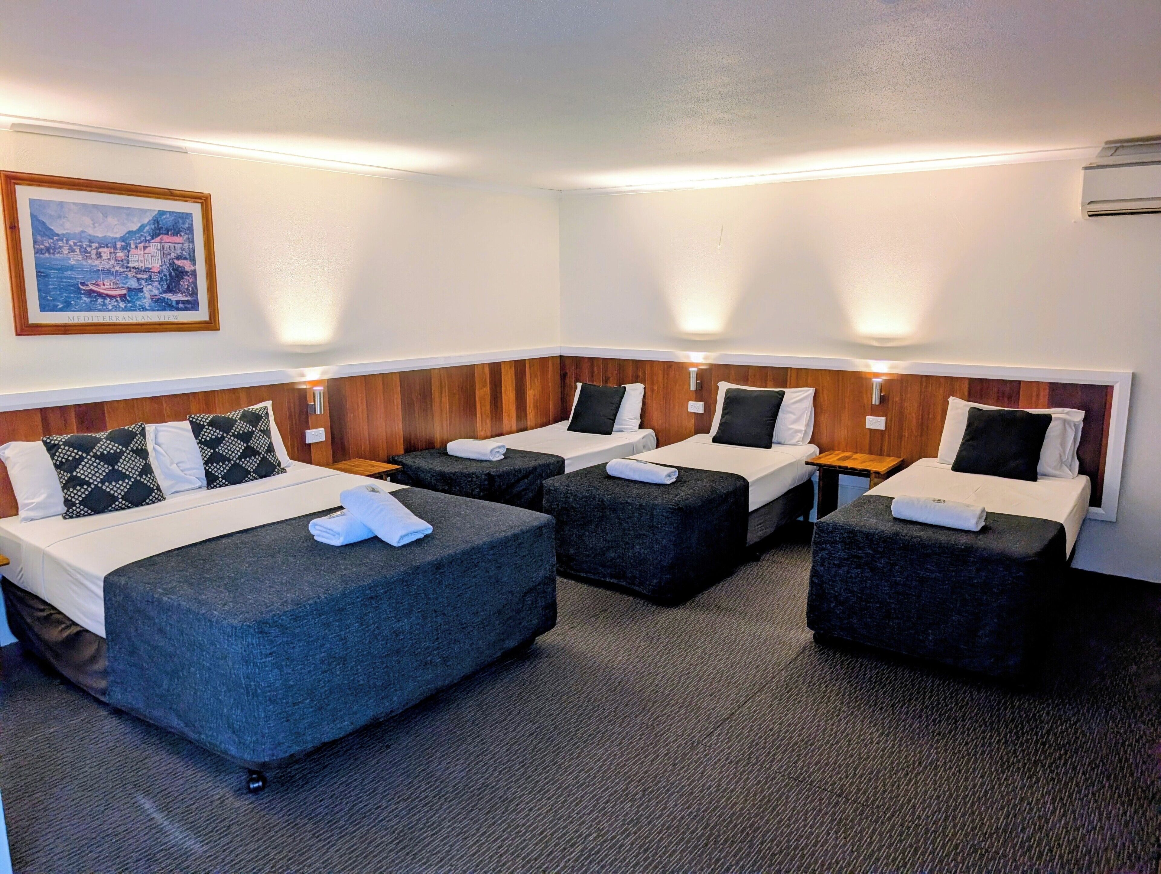 Family 5 | Desk, iron/ironing board, free WiFi, alarm clocks