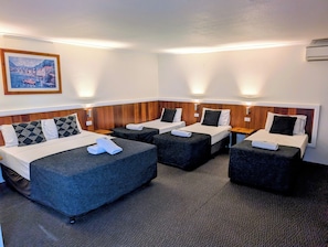 Huone | Työpöytä, silitysrauta/-lauta, ilmainen Wi-Fi, herätyskellot