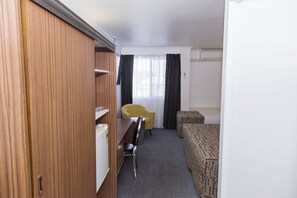 Deluxe Triple Room | Desk, iron/ironing board, free WiFi, alarm clocks