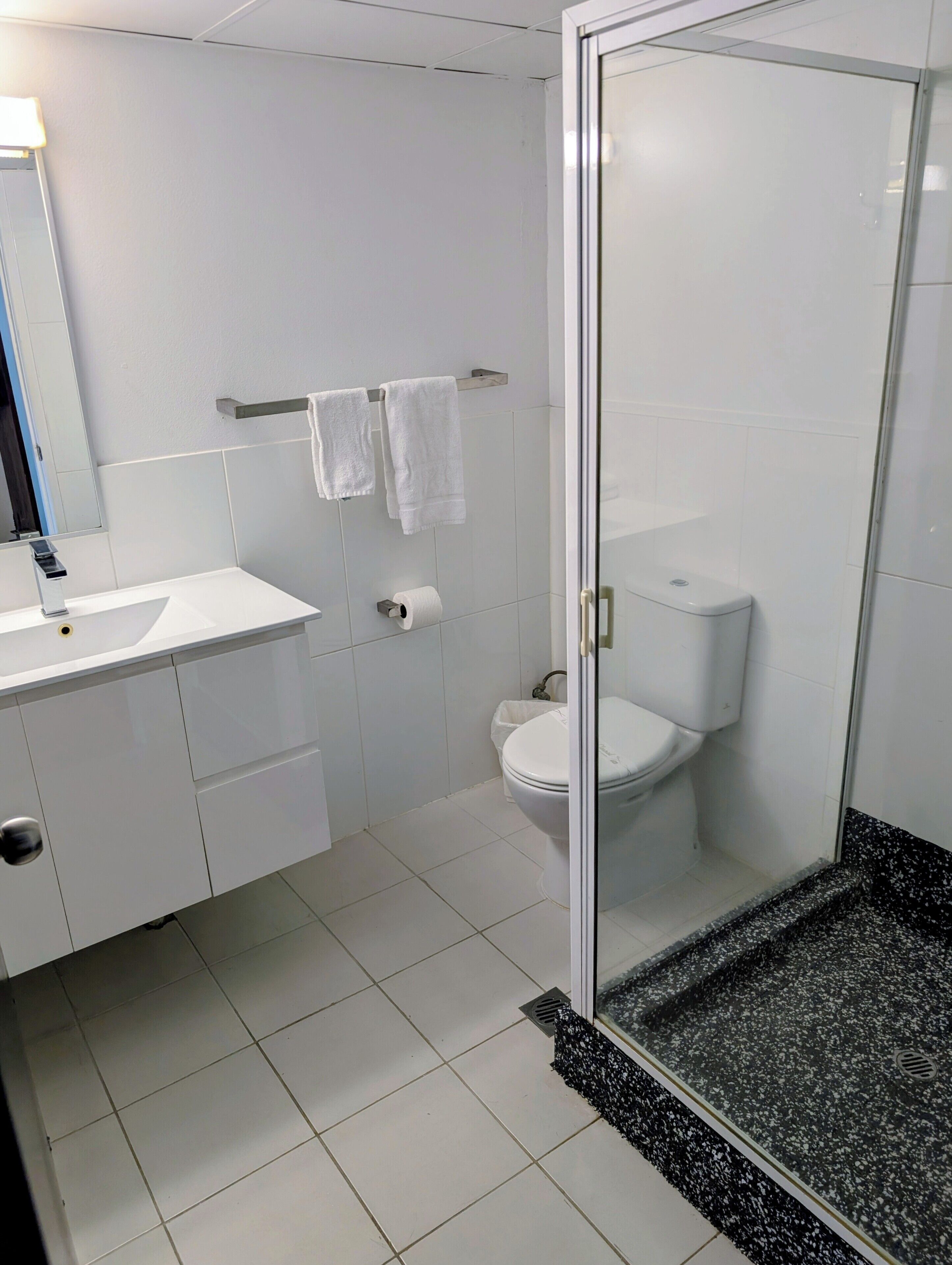 Dusche, kostenlose Toilettenartikel, Haartrockner, Handtücher