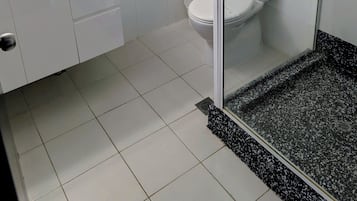 Dusche, kostenlose Toilettenartikel, Haartrockner, HandtĂŒcher