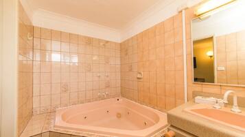 Queen Spa Room | Bathroom | Shower, free toiletries, hair dryer, towels