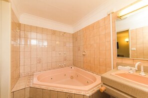 Queen Spa Room | Bathroom | Shower, free toiletries, hair dryer, towels