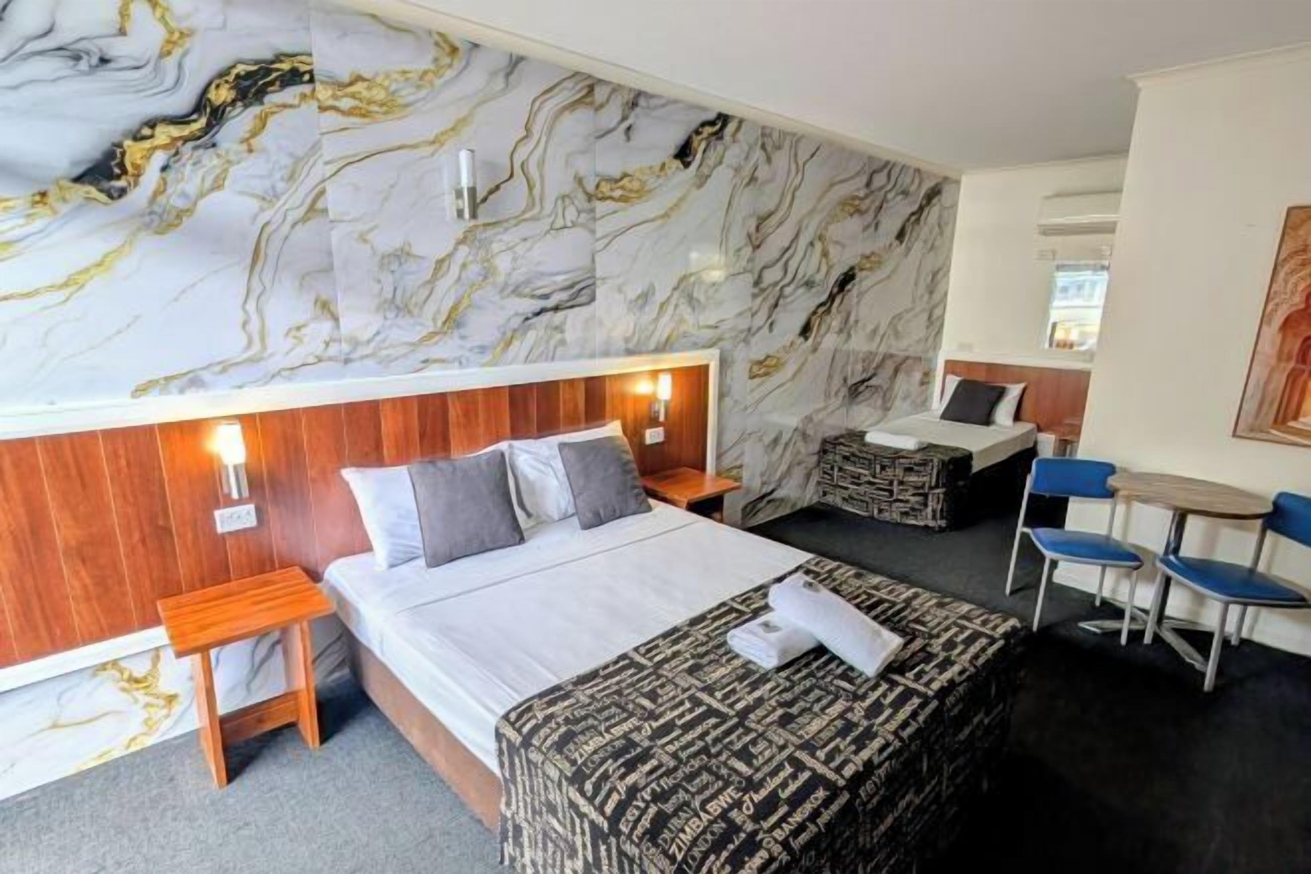 Työpöytä, silitysrauta/-lauta, ilmainen Wi-Fi, herätyskellot