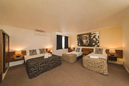 Escritorio, tabla de planchar con plancha, wifi gratis y despertador