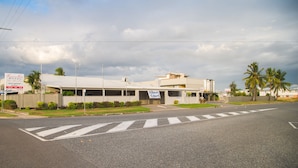 A motel with a sign for 'Albert Court' and a 'Vacancy' sign. - Hampton Villa Motel (Rockhampton)