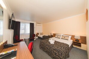 Bureau, fer et planche à repasser, Wi-Fi gratuit, réveils