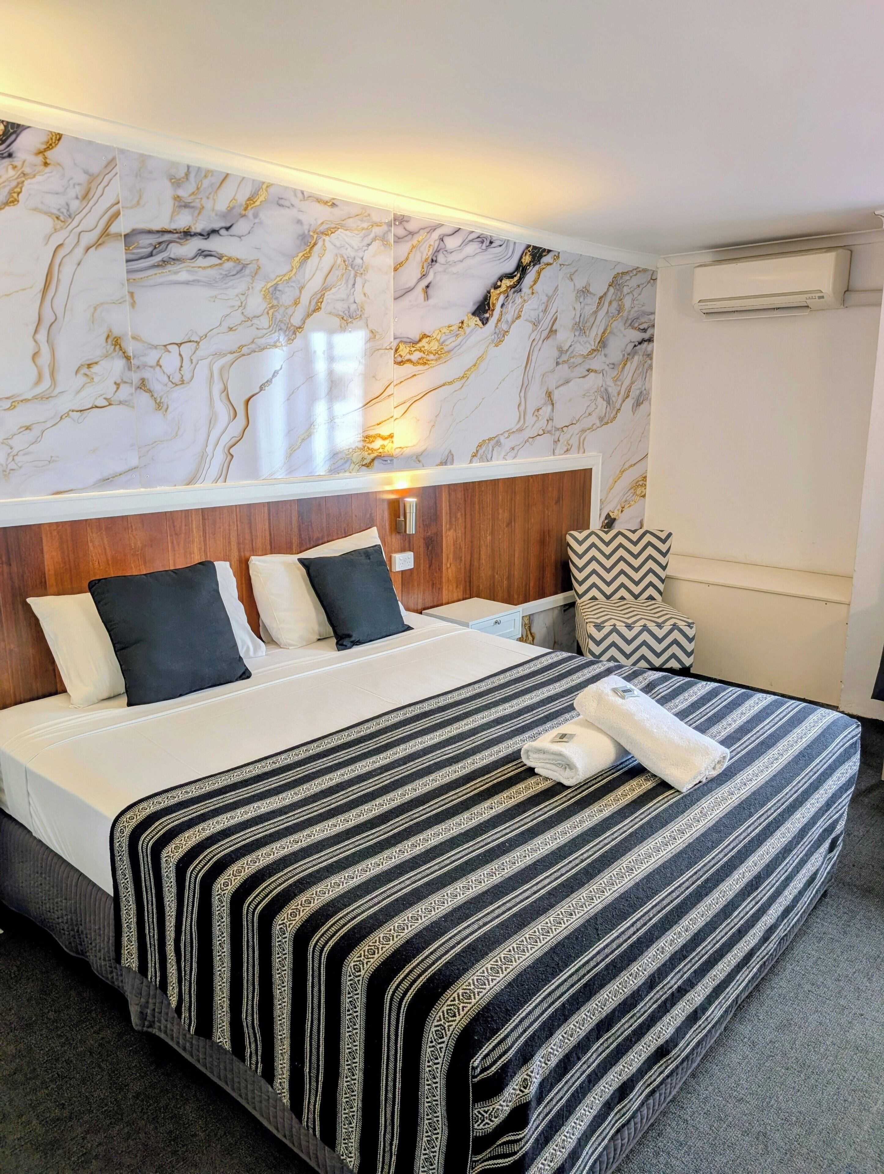 Deluxe King | Desk, iron/ironing board, free WiFi, alarm clocks