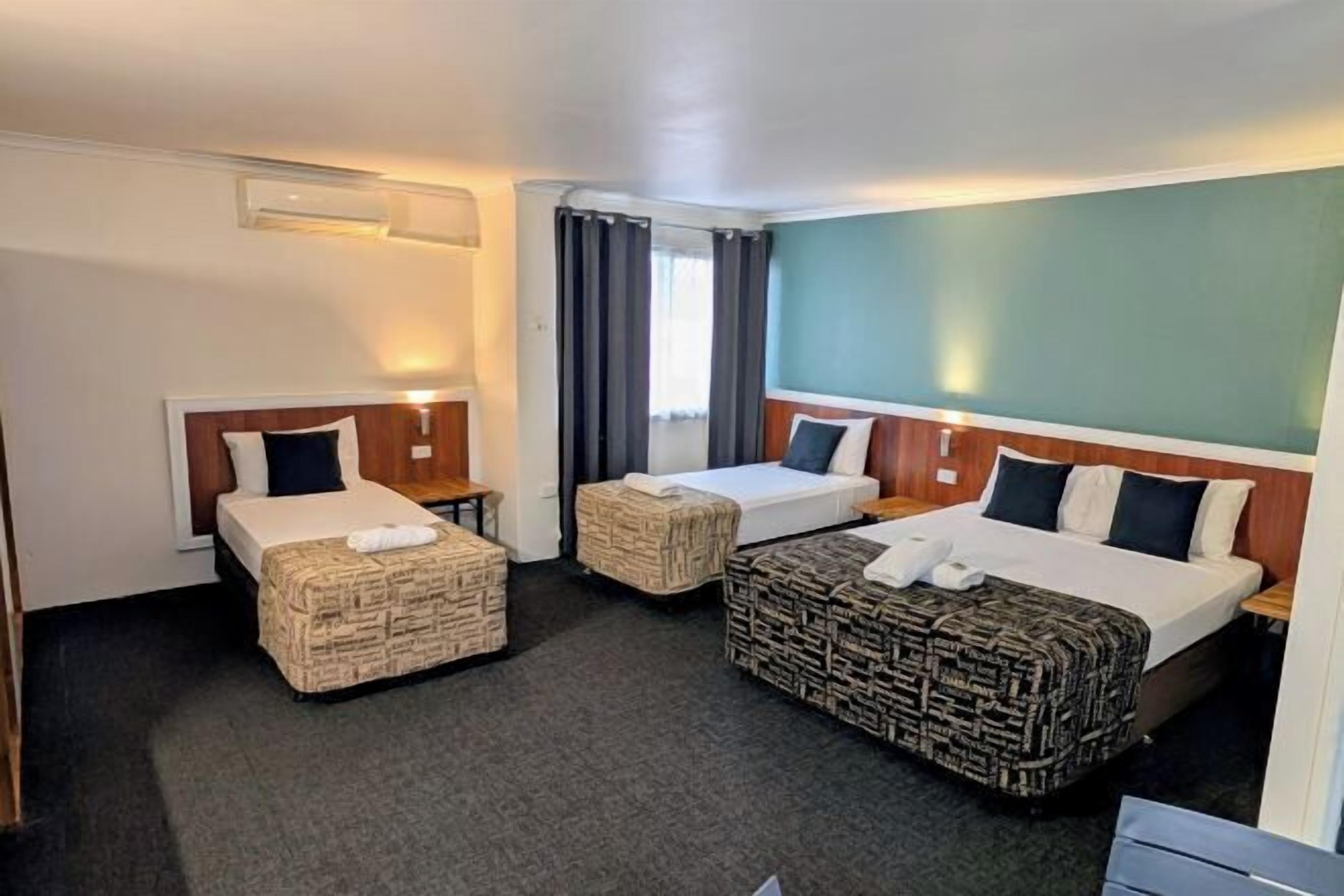 Työpöytä, silitysrauta/-lauta, ilmainen Wi-Fi, herätyskellot