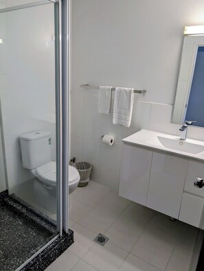 Bruser, gratis toiletartikler, hårtørrer, håndklæder