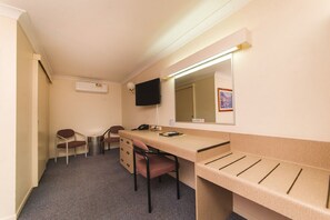 Queen Spa Room | Desk, iron/ironing board, free WiFi, alarm clocks