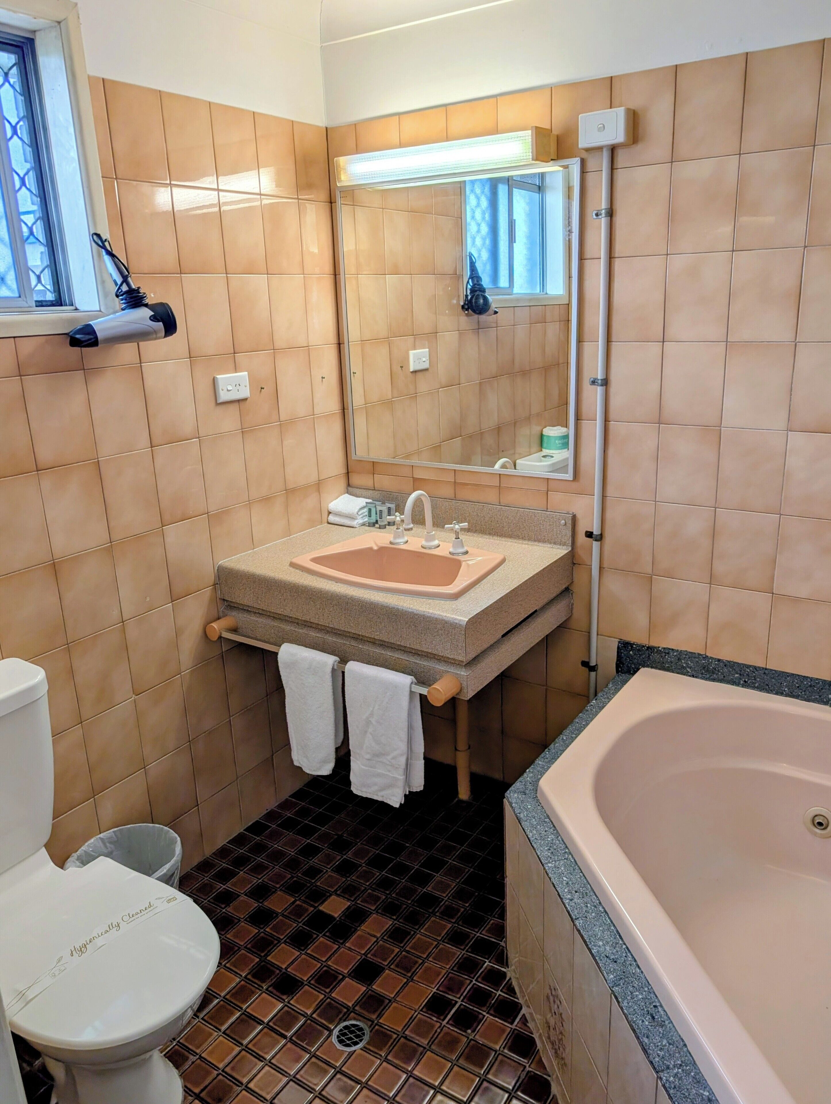 Queen Spa Room | Bathroom | Shower, free toiletries, hair dryer, towels