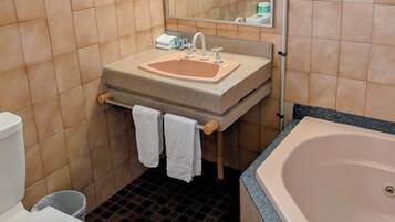 Queen Spa Room | Bathroom | Shower, free toiletries, hair dryer, towels