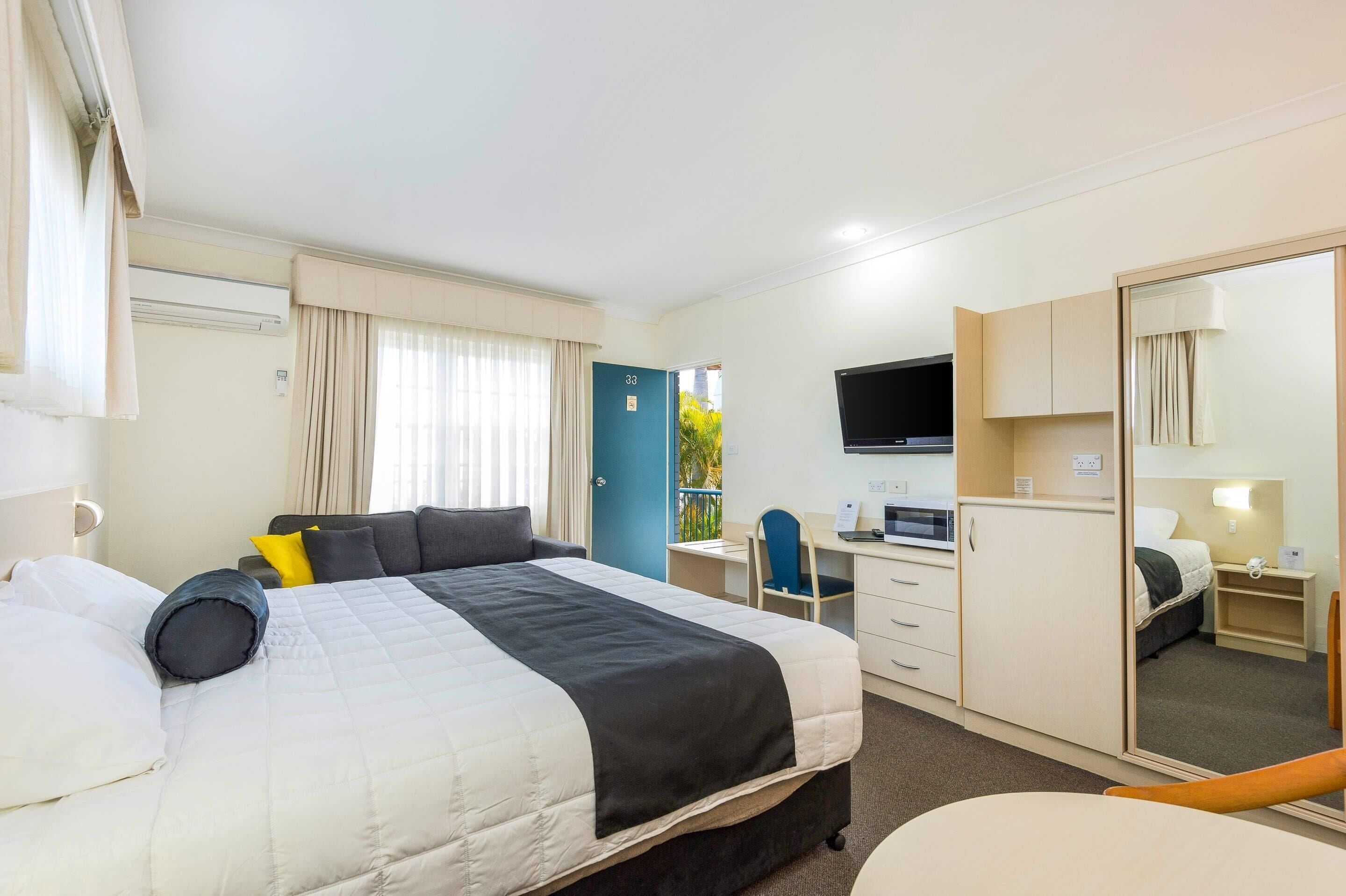 suite (spa) | premium bedding, minibar, desk, iron/ironing board