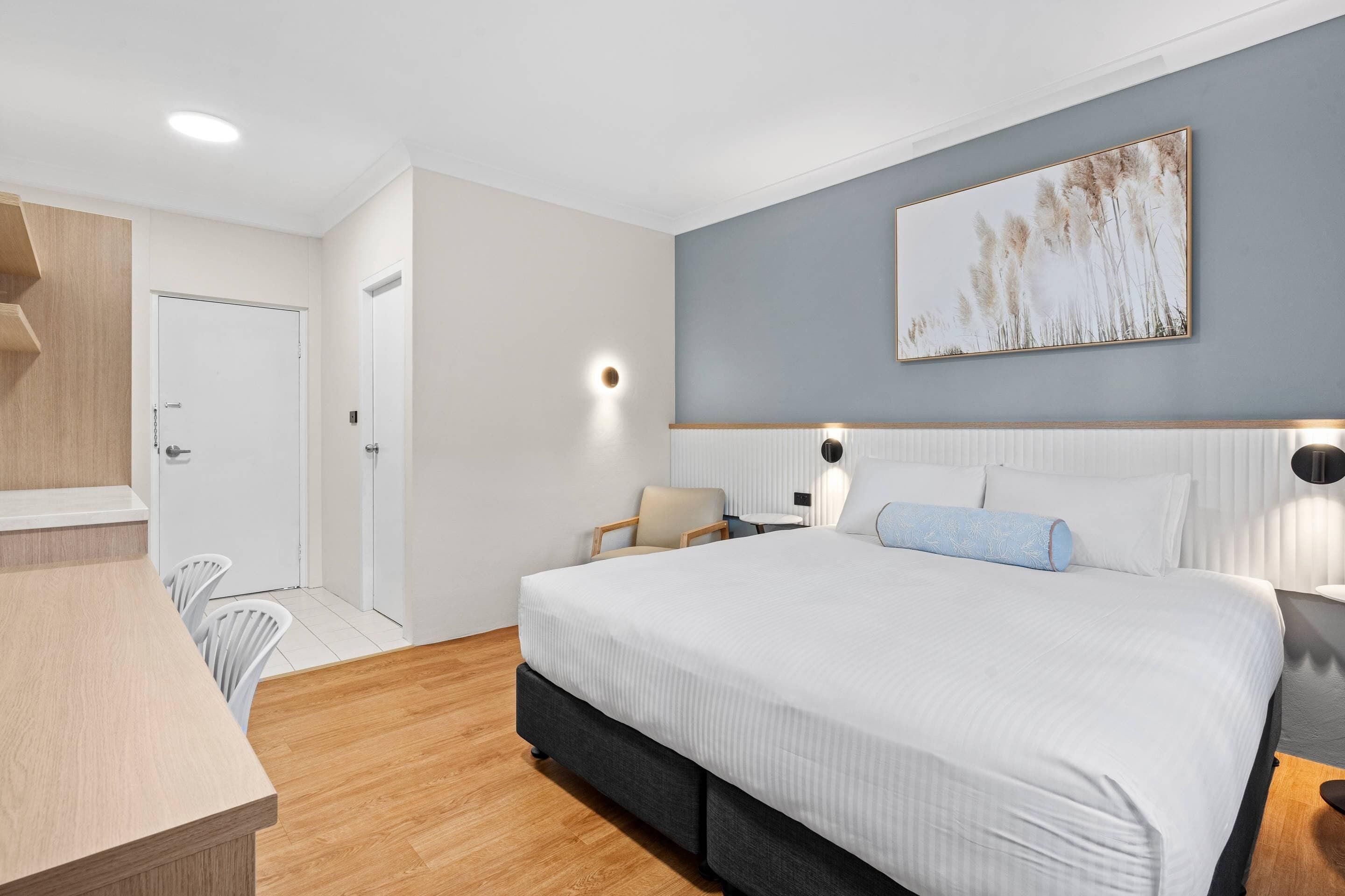 deluxe room, 1 king bed, non smoking | premium bedding, minibar, desk, iron/ironing board