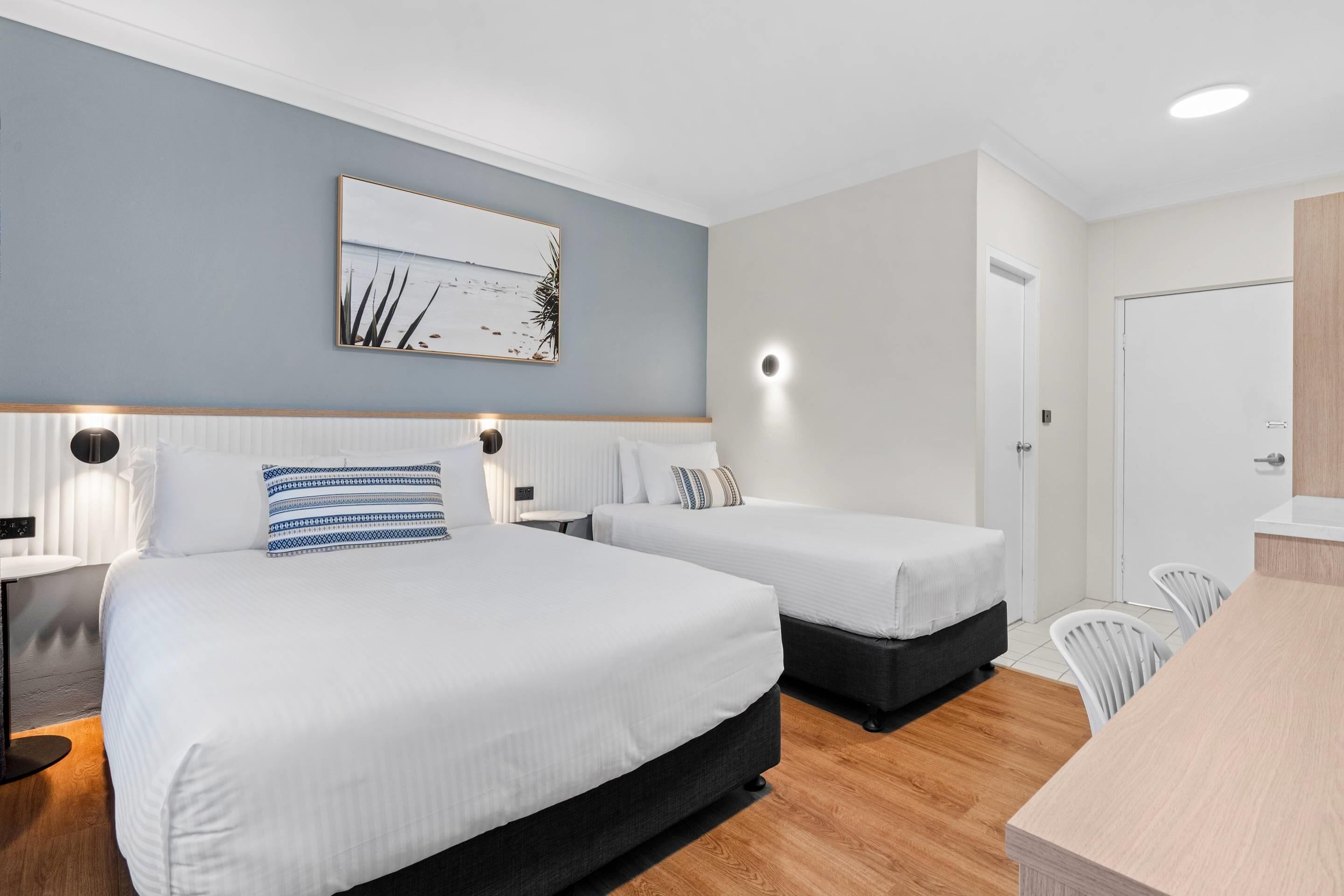 客房, 多張床, 非吸煙房 (Upgrade) | 高級寢具、迷你吧、書桌、熨斗/熨衣板