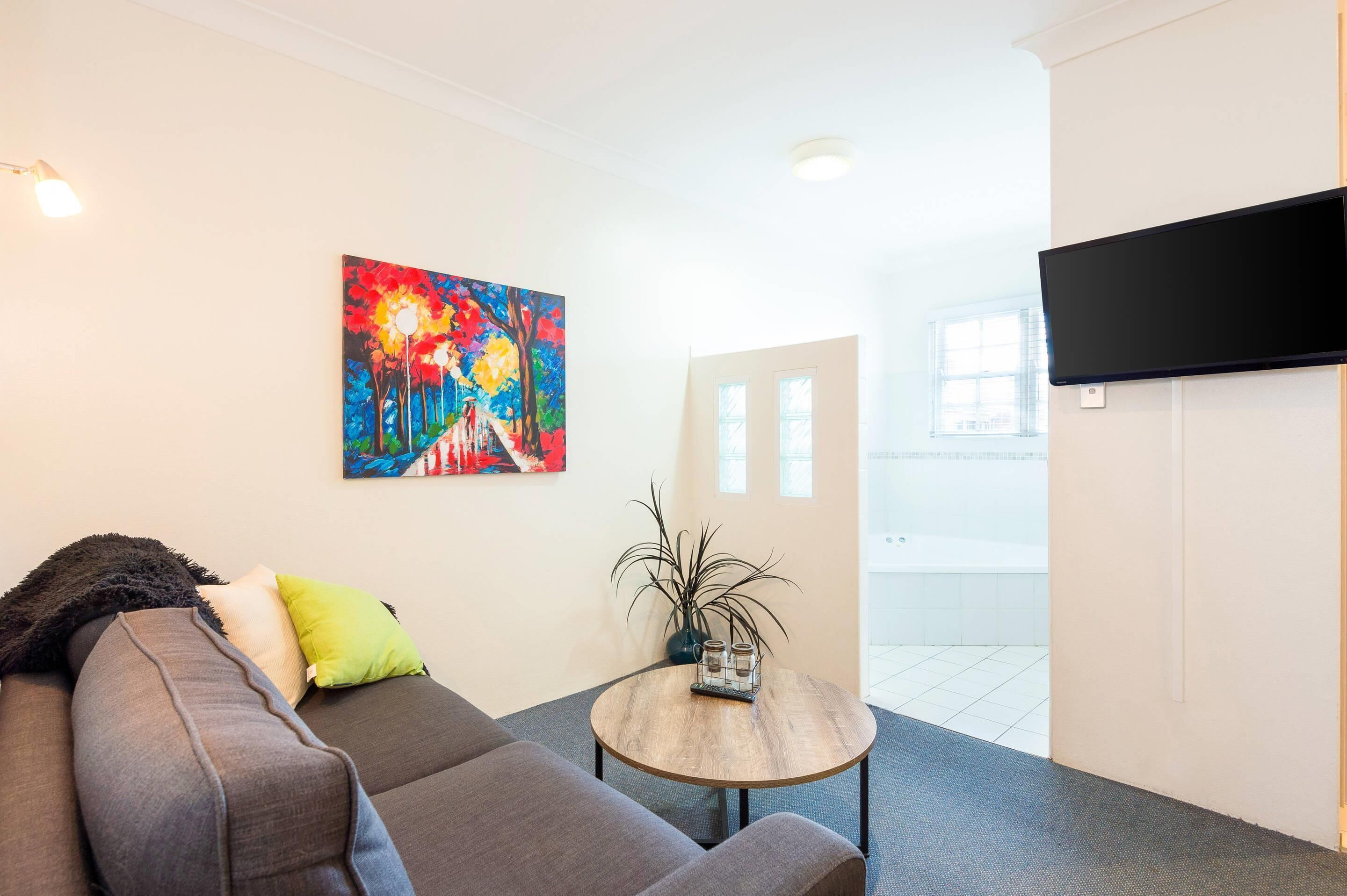 standard room, 1 king bed | premium bedding, minibar, desk, iron/ironing board