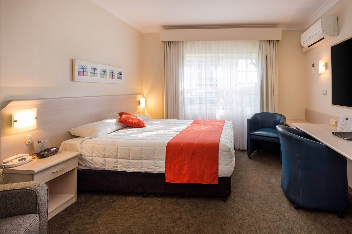 Premium bedding, minibar, desk, iron/ironing board