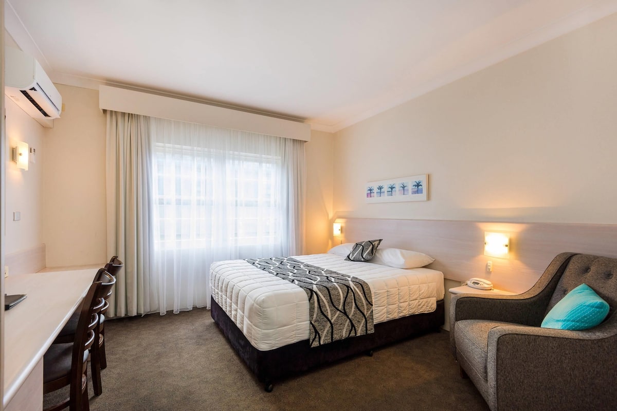 Premium bedding, minibar, desk, iron/ironing board