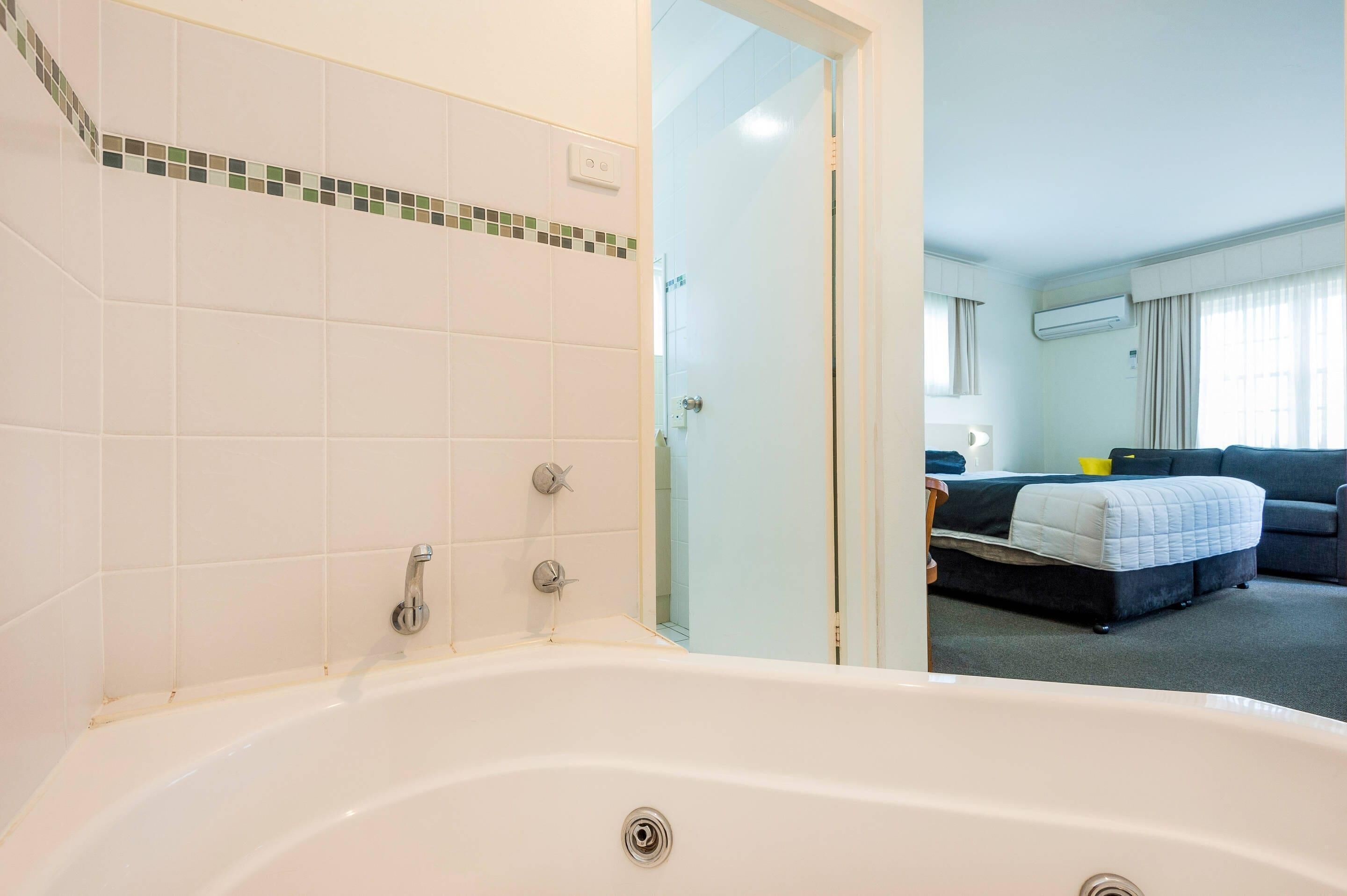 suite (spa) | premium bedding, minibar, desk, iron/ironing board