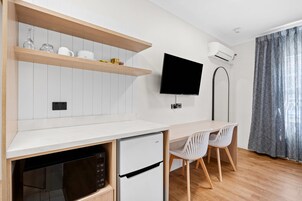 Habitación Deluxe, 1 cama de matrimonio grande, no fumadores | Ropa de cama de alta calidad, minibar, escritorio