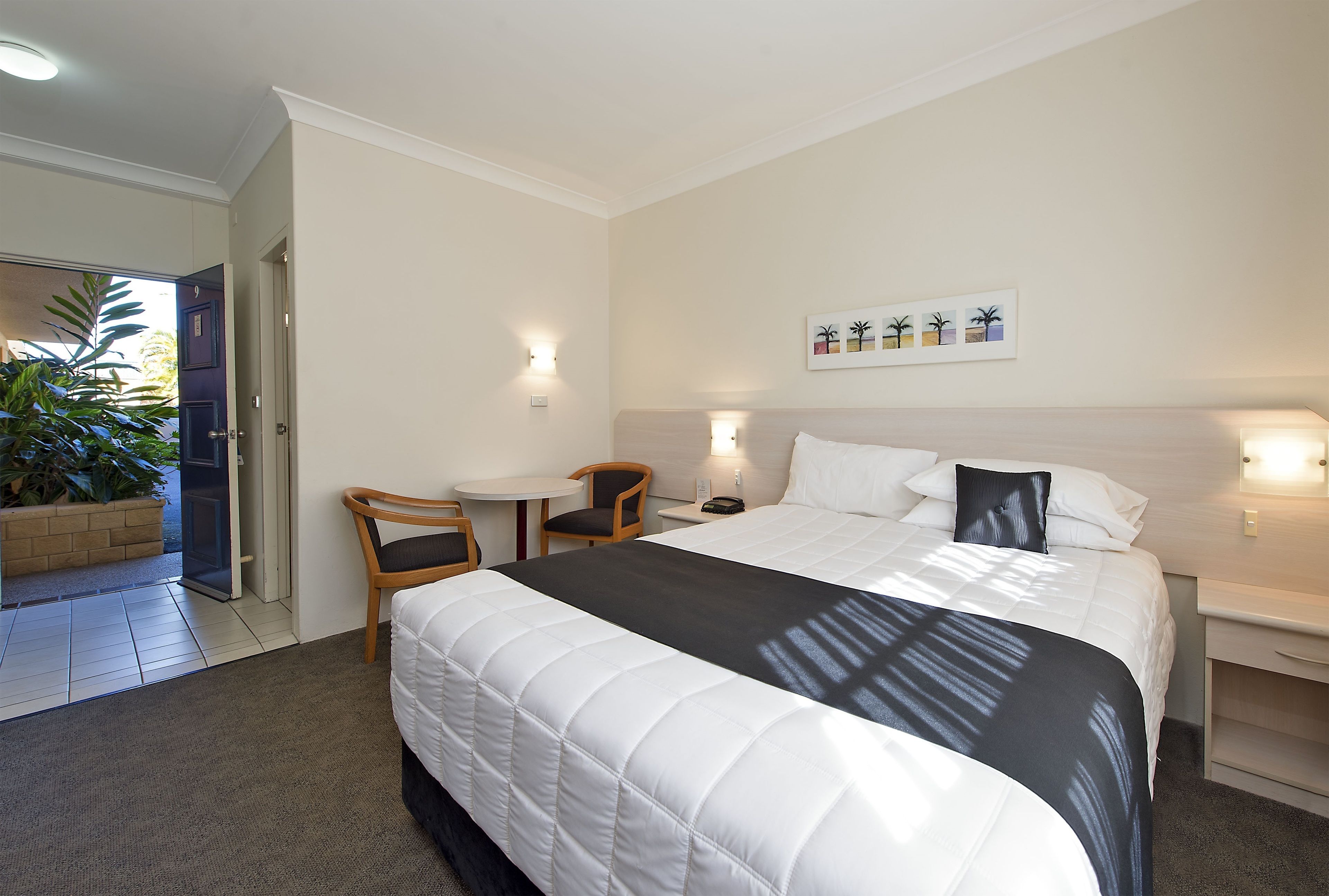 standard room, 1 queen bed | premium bedding, minibar, desk, iron/ironing board