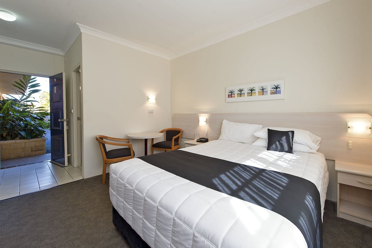 standard room, 1 queen bed | premium bedding, minibar, desk, iron/ironing board