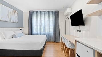 Deluxe Room, 1 King Bed, Non Smoking