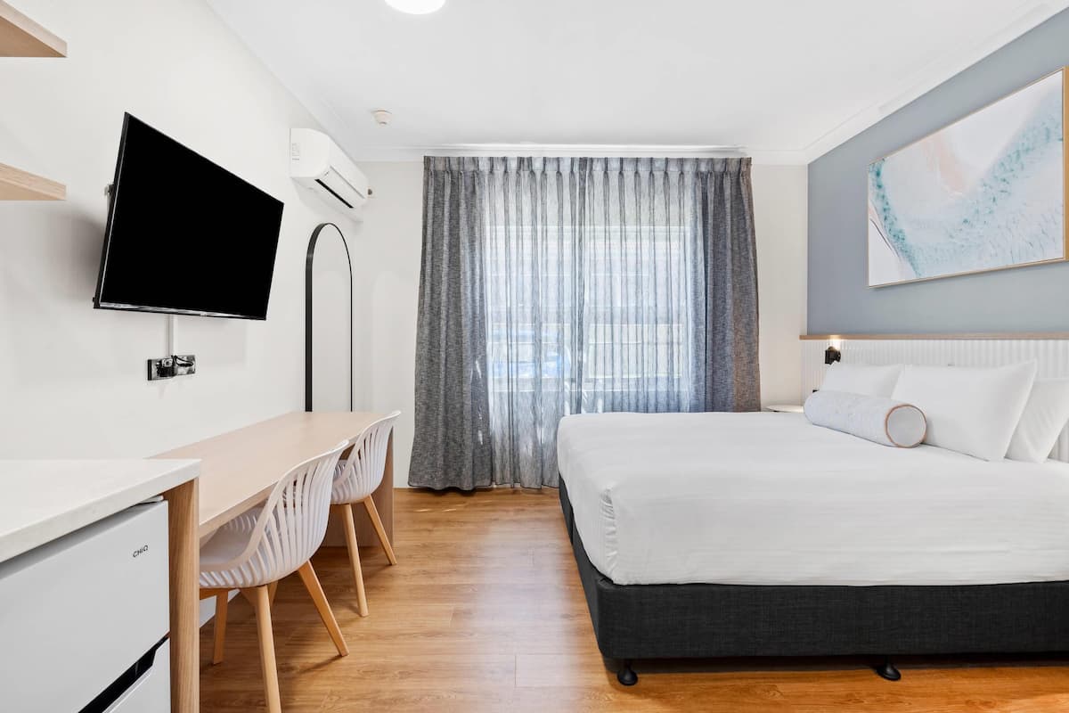 Premium bedding, minibar, desk, iron/ironing board