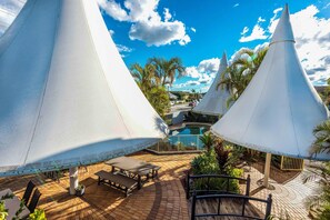 Seasonal outdoor pool, pool umbrellas, sun loungers - Comfort Inn All Seasons (Ballina)